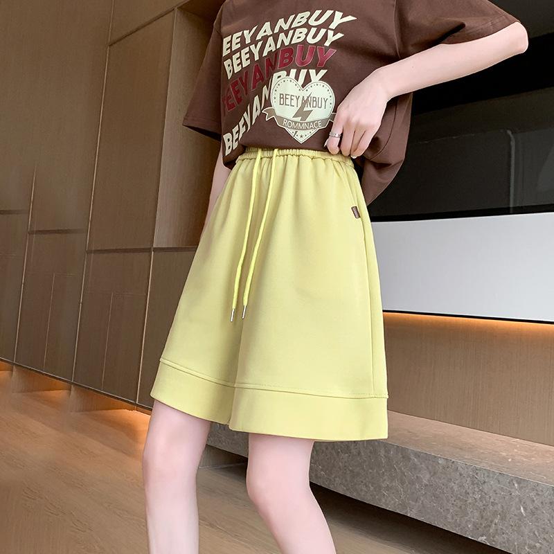 Спортивные шорты-треники женские свободные повседневные и тонкие на кулиске с карманами широкие пятиточечные штаны