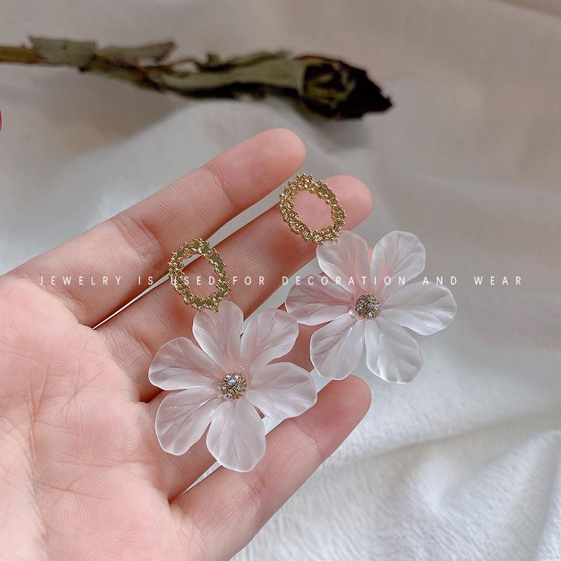 Увеличенные круглые серьги: Уникальный европейский и американский металл, блестящая мода высокого класса для женщин.