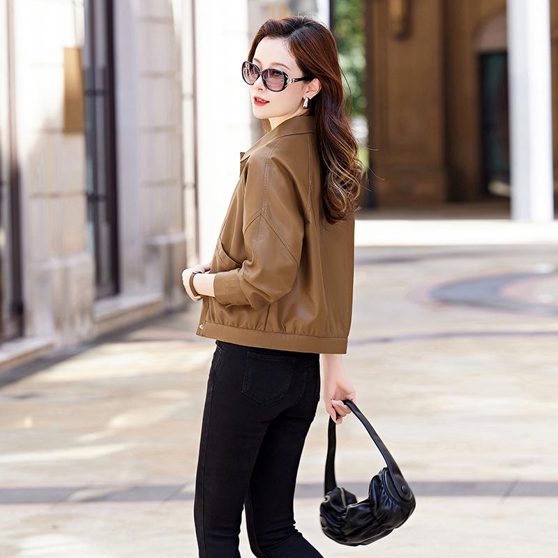 Женская кожаная куртка с короткими лацканами. Новый осенний стиль со стильным дизайном, уменьшающий возраст матерей с курткой маленького роста.