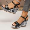 Новые женские туфли с пряжкой на ремне женские сандалии модные металлические украшения повседневные большие размеры открытый носок бестселлер босоножки на танкетке