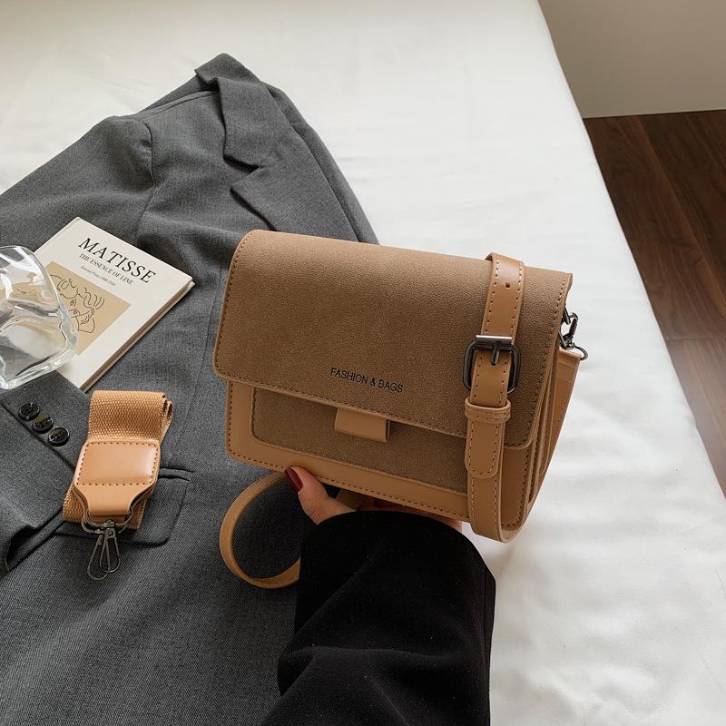 Маленькая квадратная сумка модная и стильная. Это сумка на одно плечо, сумка через плечо для женщин и модная сумка для поездок на работу.