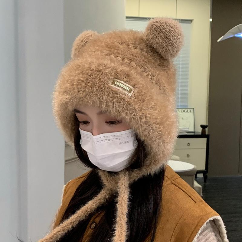 Женская вязаная шапка с милым медведем: Ветрозащитный, плюшевый, защищающий уши дизайн Lei Feng для осени и зимы.