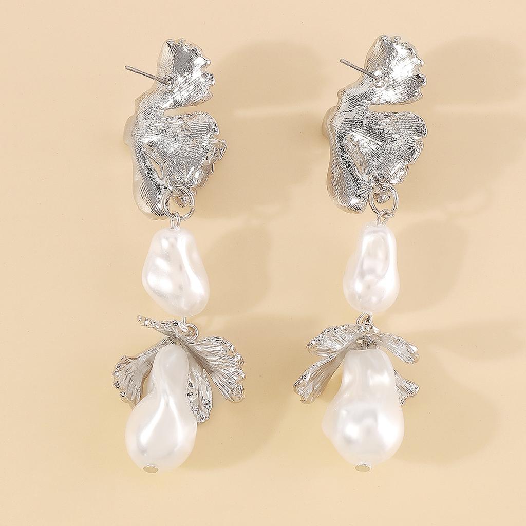 Серьги с жемчугом особой формы. Металлические серьги с листьями ветра. Преувеличенные серьги в стиле хипстер. Геометрические серьги неправильной формы.