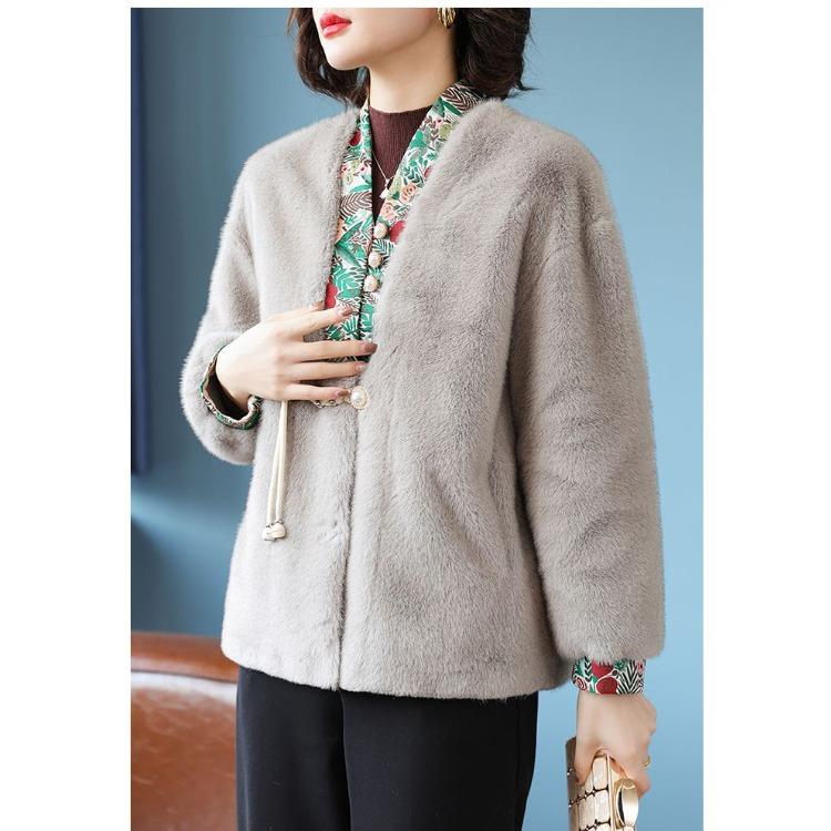 Роскошное меховое полупальто для модных дам среднего возраста на осень и зиму