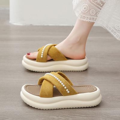 Крутые шлепанцы на толстой подошве с перекрестными ремешками для женской летней носки 2025 новинка французского стиля с юбкой приморский пляж сандалии на одной подошве