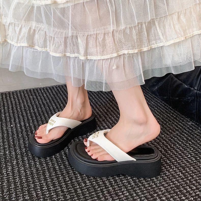 Повысьте высоту моды и высокое чувство досуга пляжные шлепанцы с перемычкой 2025 лето новые толстоподошвенные шлепанцы женские