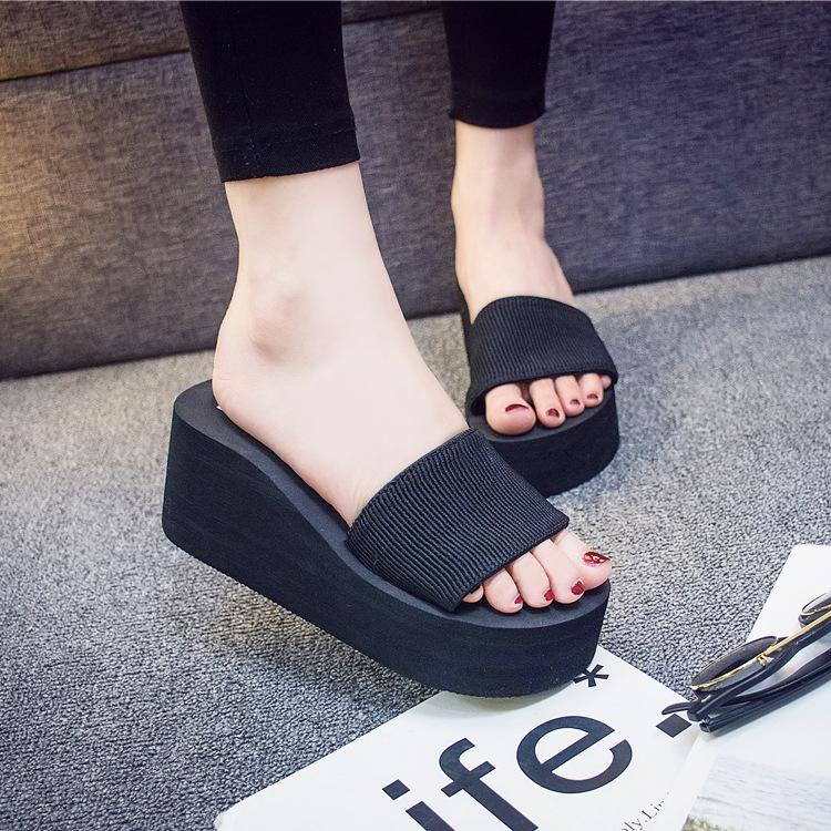 Высококачественные недорогие женские тапочки на платформе, летние корейские модные женские тапочки на танкетке, пляжные тапочки со скошенным каблуком