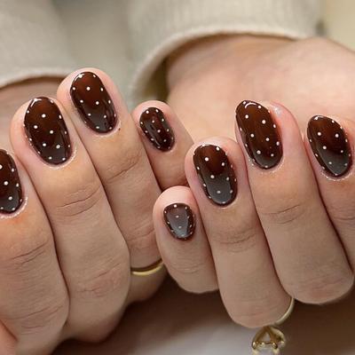 Коричневая серия Осенне-зимний носибельный нейл-арт - Короткие круглые накладные ногти с белым горошком
