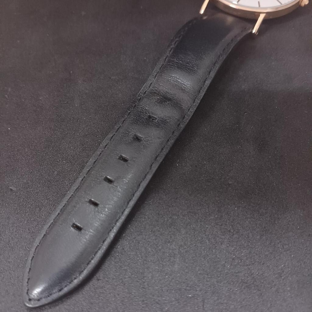 Подержанные белые часы Daniel Wellington