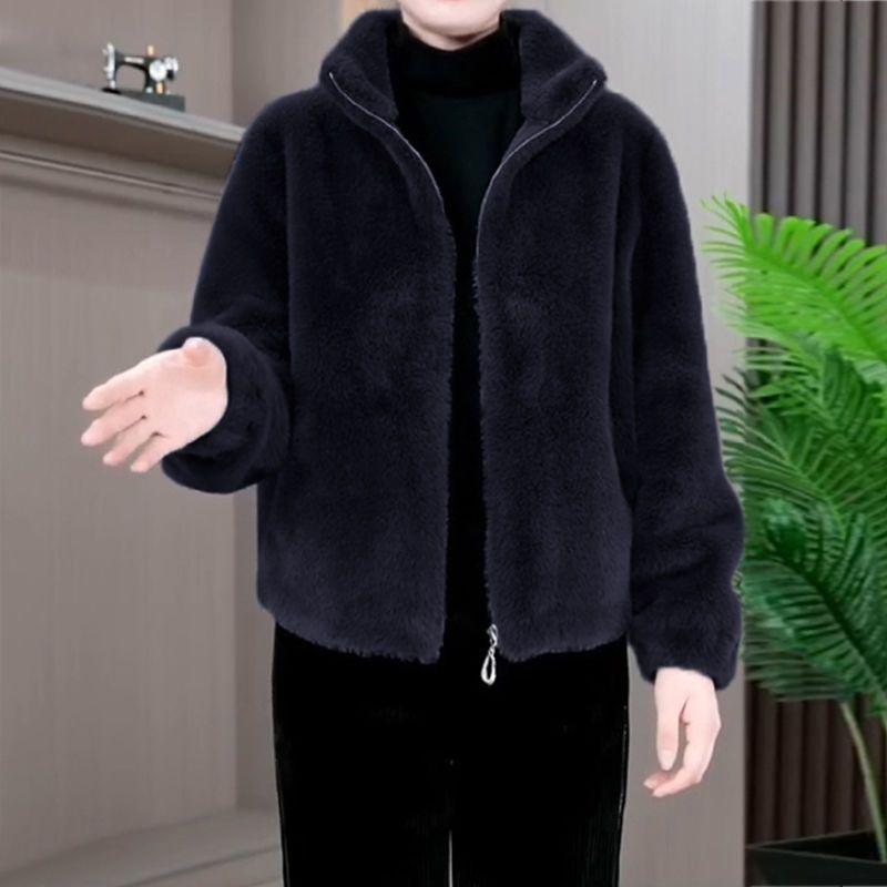 Зимой новая куртка с меховым покрытием для мам среднего возраста выглядит очень красиво, а популярный в этом году укороченный топ