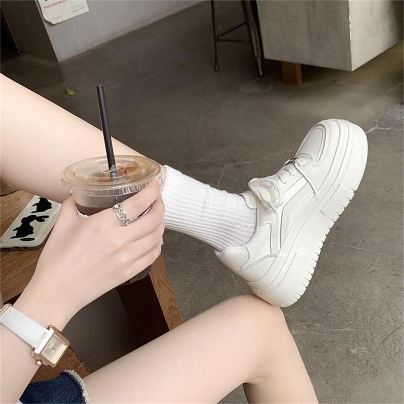 Маленькие белые туфли женские лето 2025 женская обувь новые белые кеды толстая подошва высота маленькие повседневные одинарные туфли мягкая подошва