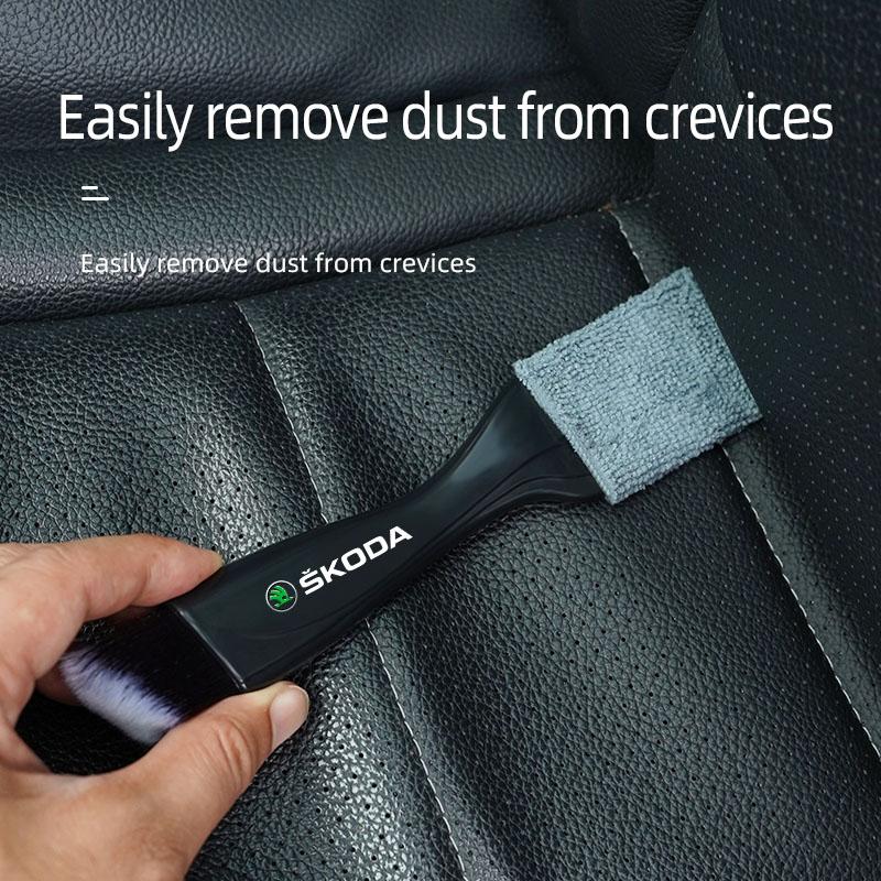 2 In 1 Car Logo Cleaning Brush Remove Dust Tools Interior For Skoda Octavia Rapid Kodiaq Superb Karoq Scala Fabia Kamiq Enyaq iV knzh54