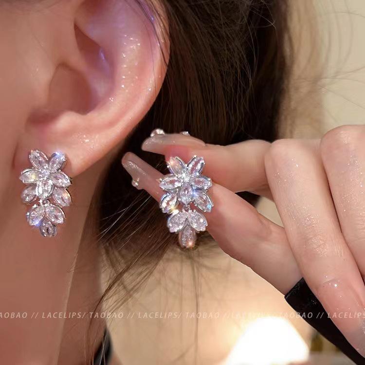 Серьги-бабочки с цирконом: Роскошь, универсальность, тренд сезона осень/зима