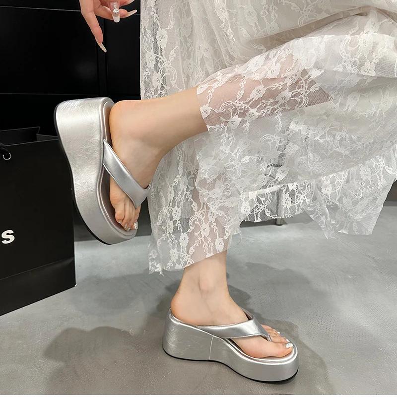 Леопардовые женские шлепанцы на платформе с перемычкой между пальцами, на танкетке, летние шлепки, повседневная обувь на толстой подошве в уличном стиле