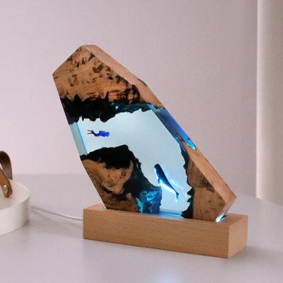 Лампа из цельного дерева и смолы креативное искусство Морская пещера кит дайвер настольное украшение