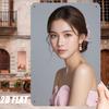HD Жестяная табличка Элегантная молодая азиатка в розовом платье с открытыми плечами и цветочными аксессуарами для волос Ретро Металлический настенный декор для мужской комнаты