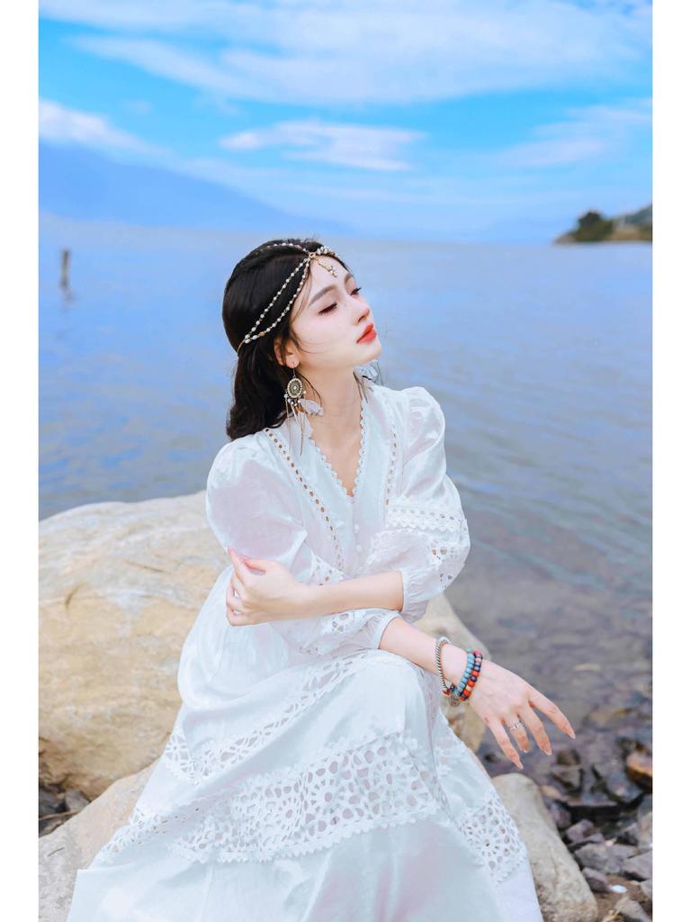 Пляжное платье с V-образным вырезом и рукавами-фонариками, отделанное кружевом ручной работы, в французском стиле с ажурным узором