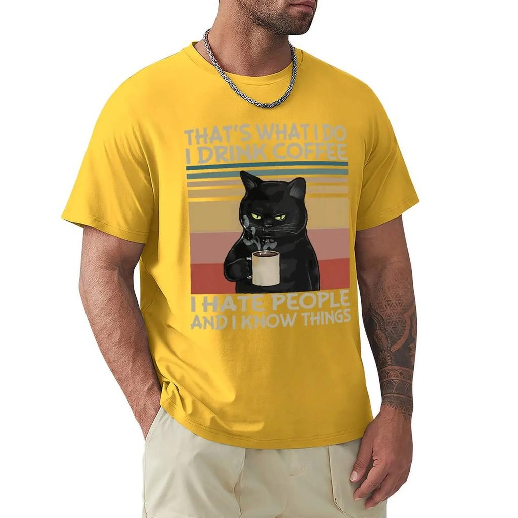 Вот что я делаю Я пью кофе Ненавижу людей И я знаю вещи Кот Винтажная футболка Футболки Футболки для мужчин