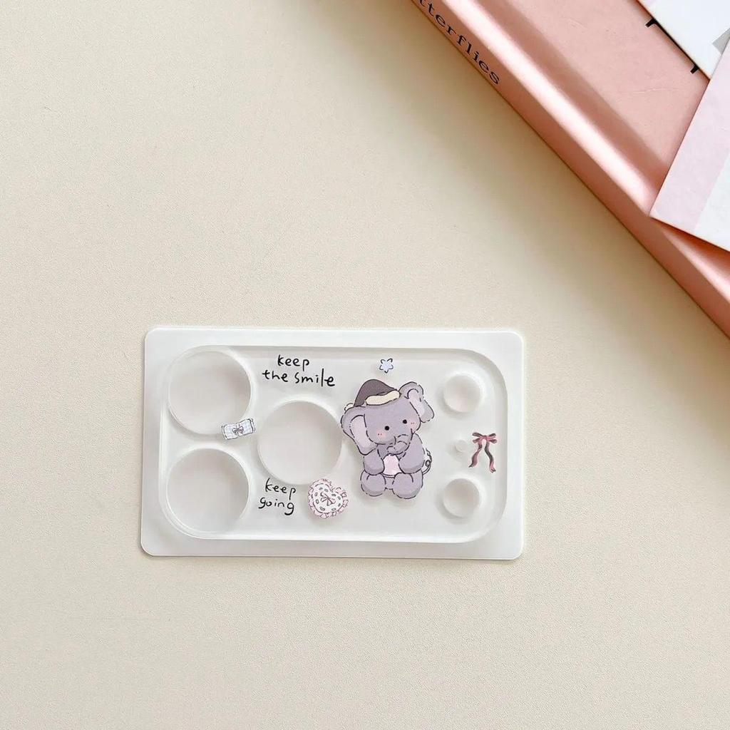 Очаровательная наклейка на объектив iPhone 17 Pro Max: Декор для камеры «Медвежонок и Котенок» с держателем для ручек и наклейками для ногтей!