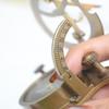 Солнечные часы-компас ручной работы из латуни с кожаным футляром – настоящий инструмент морской навигации (7,62 см)