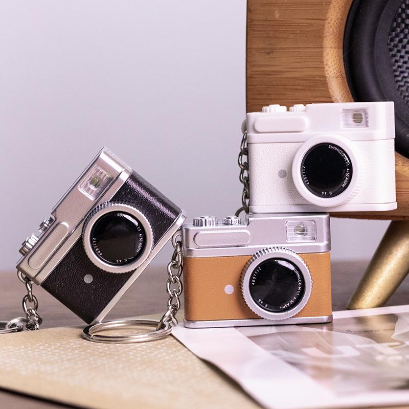 Светящийся мини-камера Брелок Подвеска для сумочки: Ретро-камера с звуком, кукла-украшение
