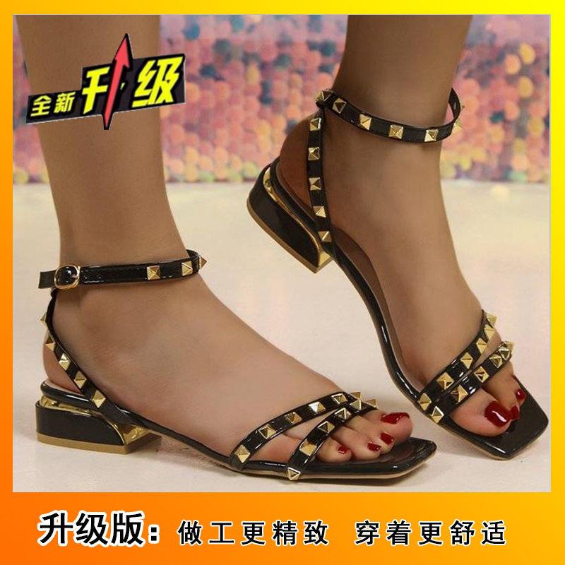 2024 новая женская обувь на низком каблуке 40 сандалии-гладиаторы на толстом каблуке для полных ног женская модная универсальная обувь сандалии с открытым носком и заклепками