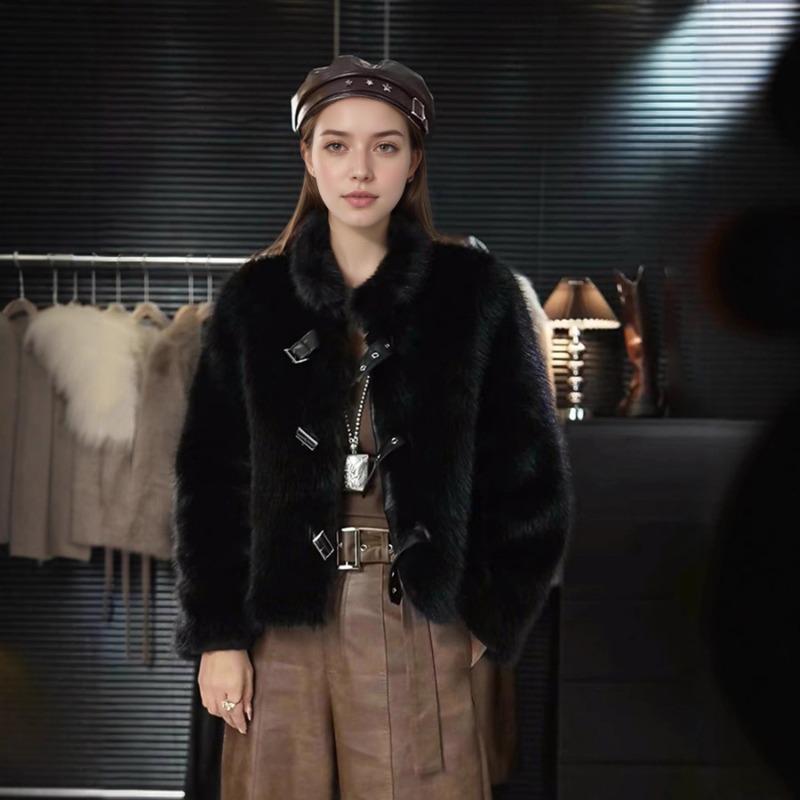 Женская укороченная куртка из черного искусственного меха с декором в виде металлической пряжки, теплая зимняя куртка
