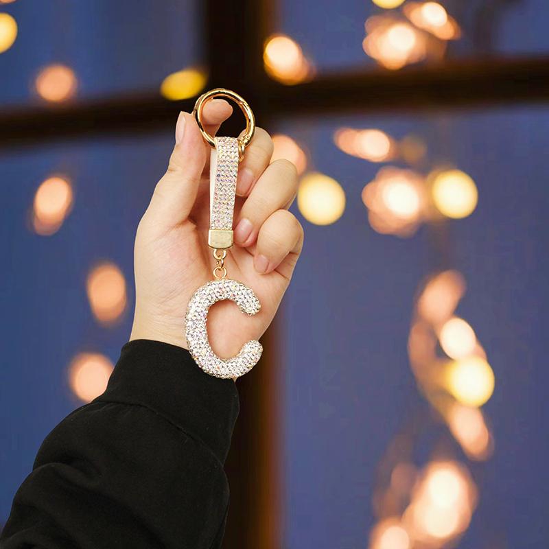 1 шт. Брелоки Идеальный подарок Дизайн с буквой Блестящий брелок Аксессуар Дизайн с полными стразами Подвеска на удачу 26 букв алфавита
