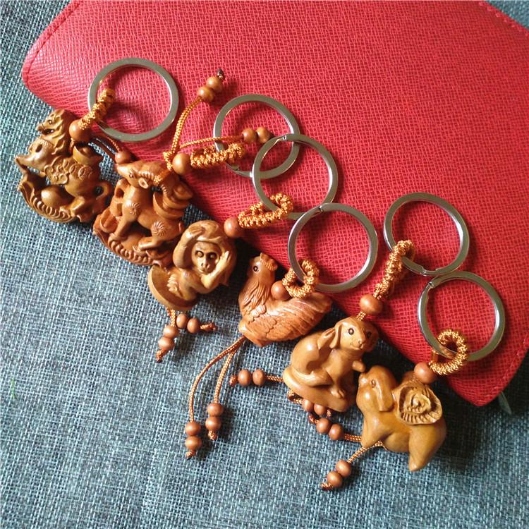 Двенадцать брелоков со знаками зодиака, искусно вырезанные из красного дерева, являются изысканными трехмерными подарками и пользуются популярностью у продавцов на ночных рынках.