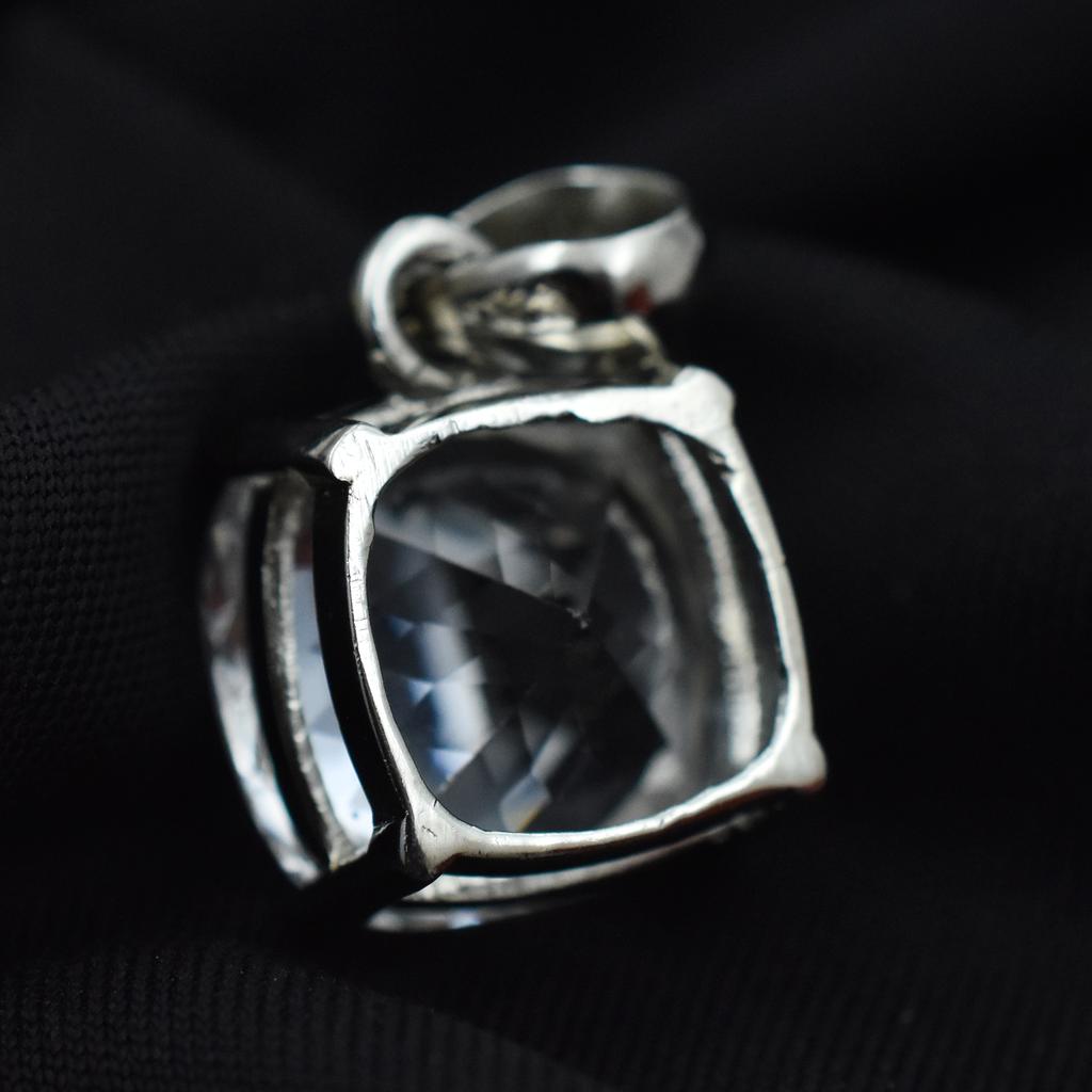 Кулон 30 карат серебристо-белый квадратной огранки кушон с натуральным сапфиром СЕРТИФИЦИРОВАННЫЙ AR-3634-Sa