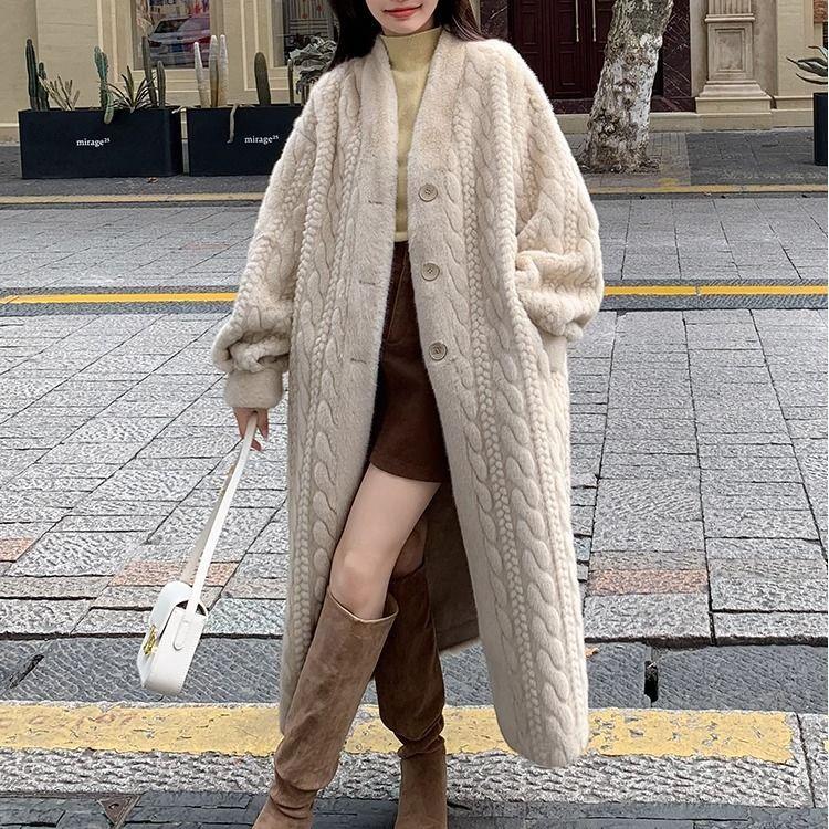 Элегантное зимнее пальто на теплой подкладке из утолщенного меха