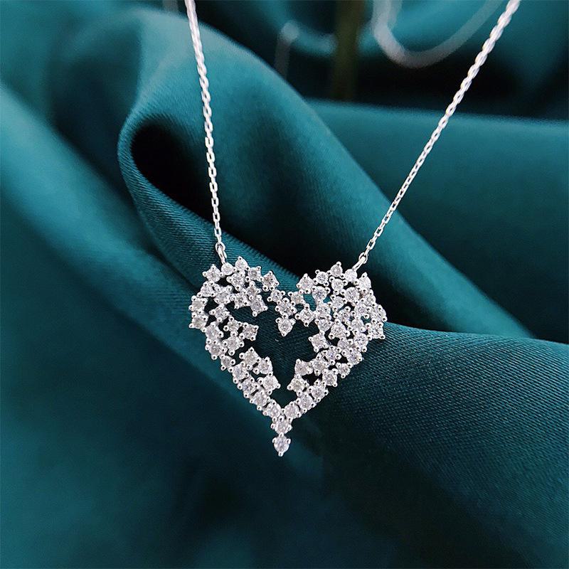 Cao Shi Xiaohongshu Recommends: Luxurious Heart-Shaped Diamond Necklace with Micro-Inlaid Zircon.