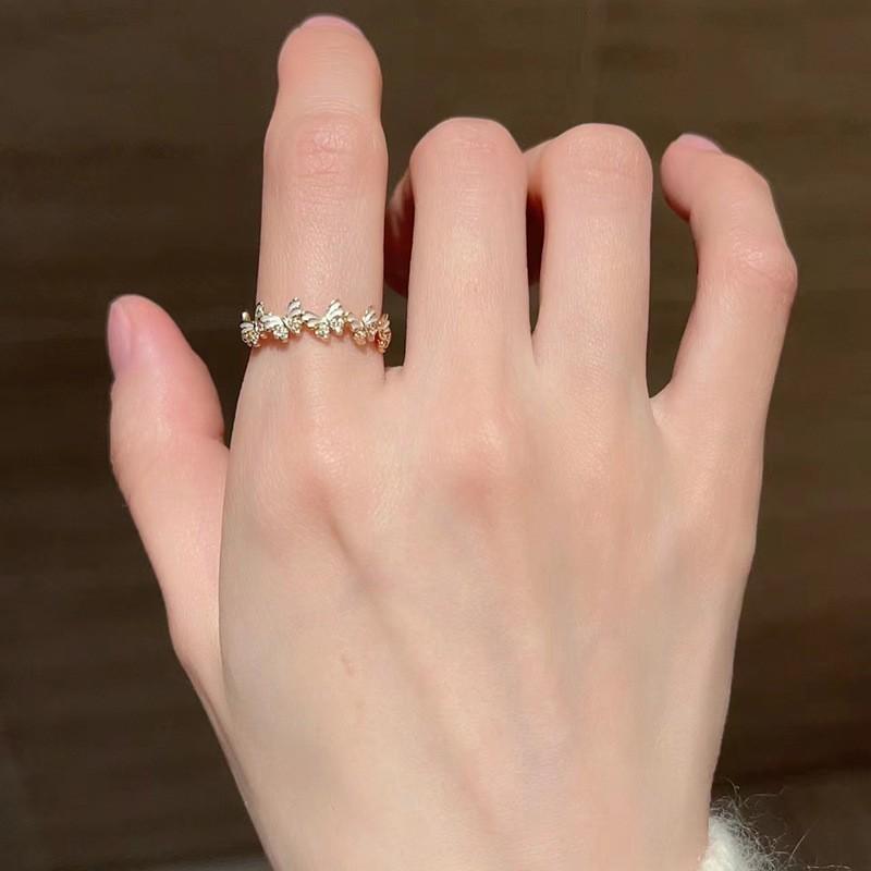 Trendy S925 Pure Silver Ring With Beautiful Pearl Floral Detailing For Women