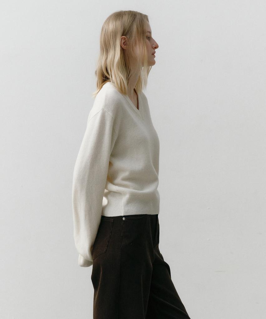 OSTKAKA Essential V-Neck Pullover Ivory