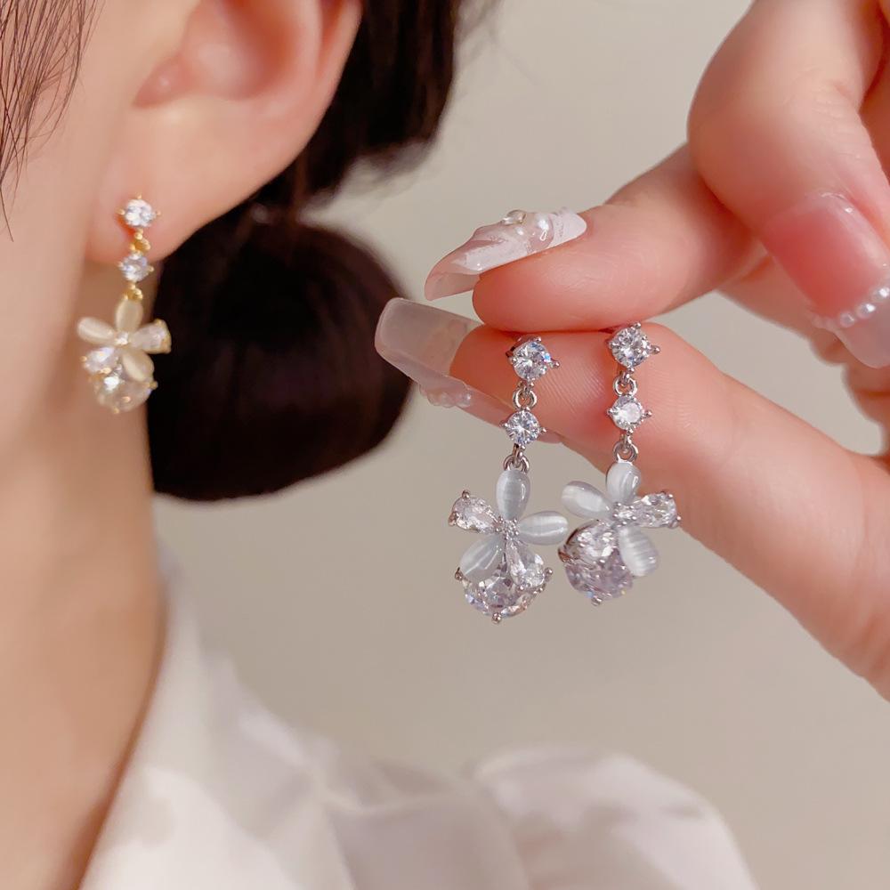 Изысканные серьги-кисточки с лепестками из циркония: Роскошный, блестящий и универсальный женский аксессуар