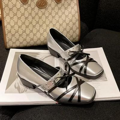 Весна Осень Новые панк-стиль Толстые высокие каблуки Квадратный носок Неглубокий бант Перекрещенные заклепки Натуральная кожа Женские современные туфли-лодочки