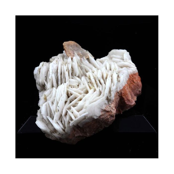 Pierres et Minéraux. Wulfenite + Baryte. 149.5 ct. Lantignié, France..