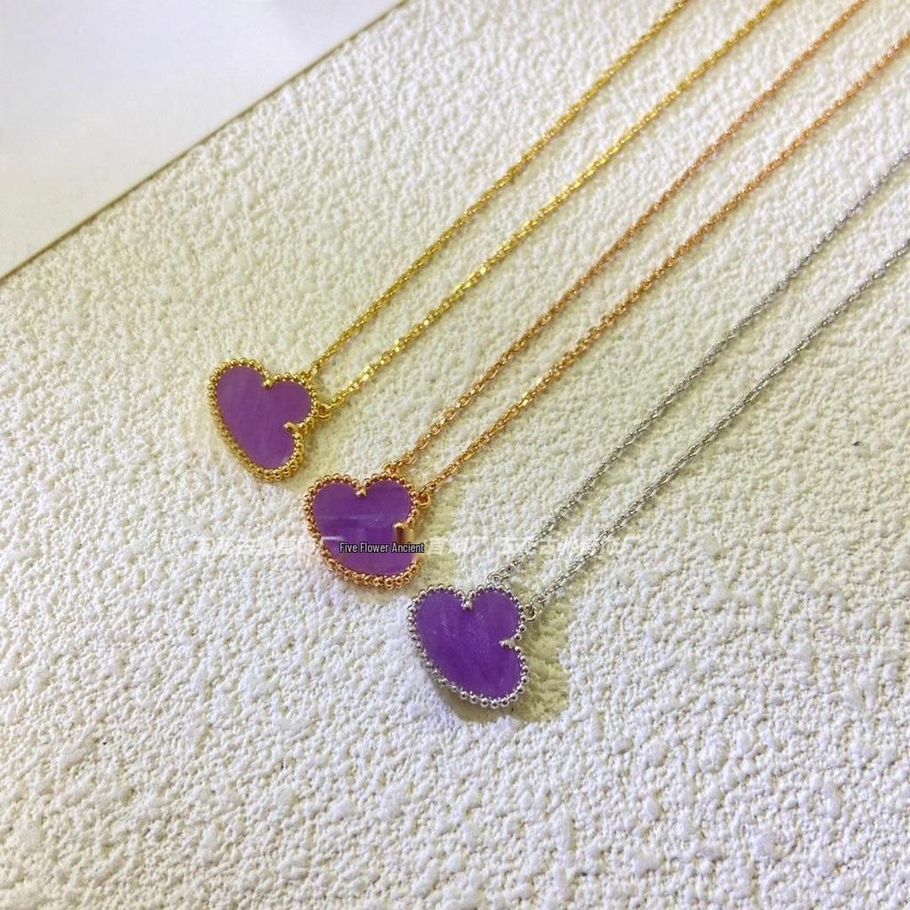 Ожерелье «Четырехлистный клевер» Van Cleef: Золотой кулон с дизайном в виде пяти цветков, с белым перламутром, красным агатом и бриллиантом для женщин.