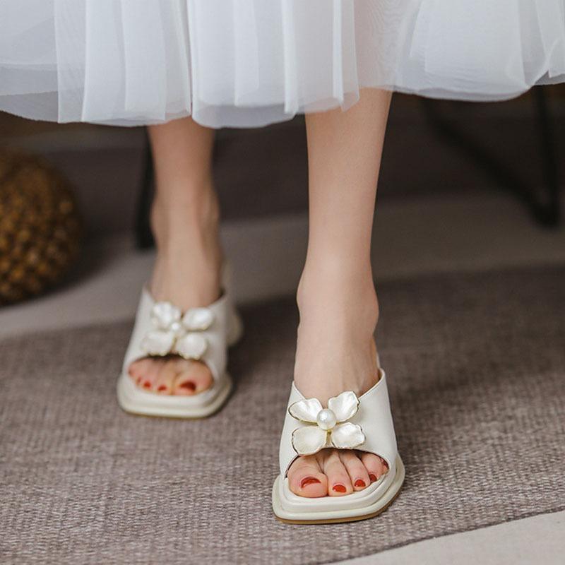 Женские домашние тапочки на танкетке, летние тапочки на платформе, элегантные туфли на высоком каблуке с жемчужным цветком, удобные шлепанцы, толстые сандалии для улицы