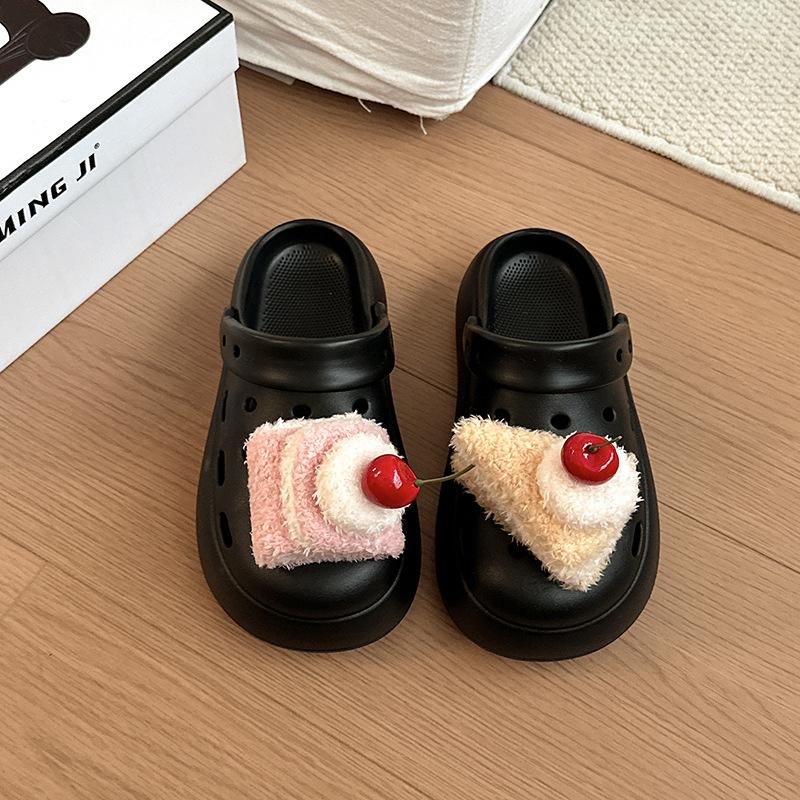 Милые мультяшные туфли-дырки для торта женские 2025 лето новая верхняя одежда повседневные толстые подошвы увеличивают рост дышащие с закрытым носком шлепанцы прилив