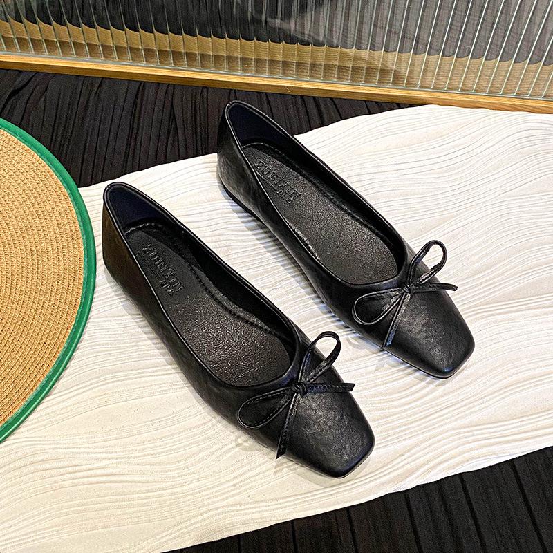 Серебристые балетки с бантом: Женская обувь в стиле Мэри Джейн 2025