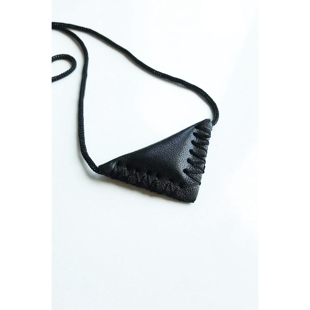 Kay Ceven Молитвенное треугольное ожерелье-амулет из натуральной кожи закрытое