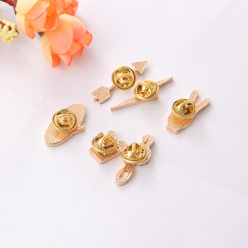 Брошь «Мультяшный» 2022 г.: Эмалевая булавка с символом музыки и молнией