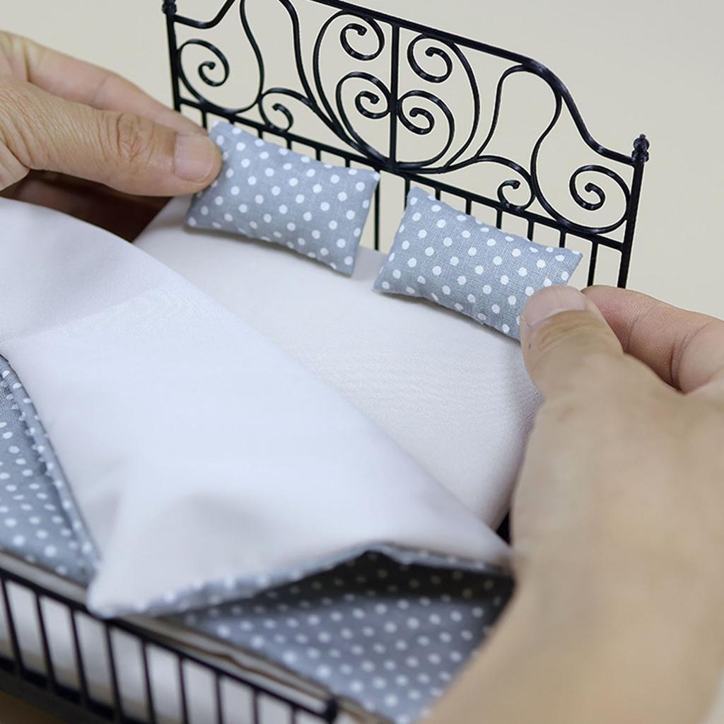 Миниатюрная двуспальная железная кровать в масштабе 1/12 со съемным постельным бельем, модель кукольного домика, реквизит для сцены, украшение для крафт-проекта