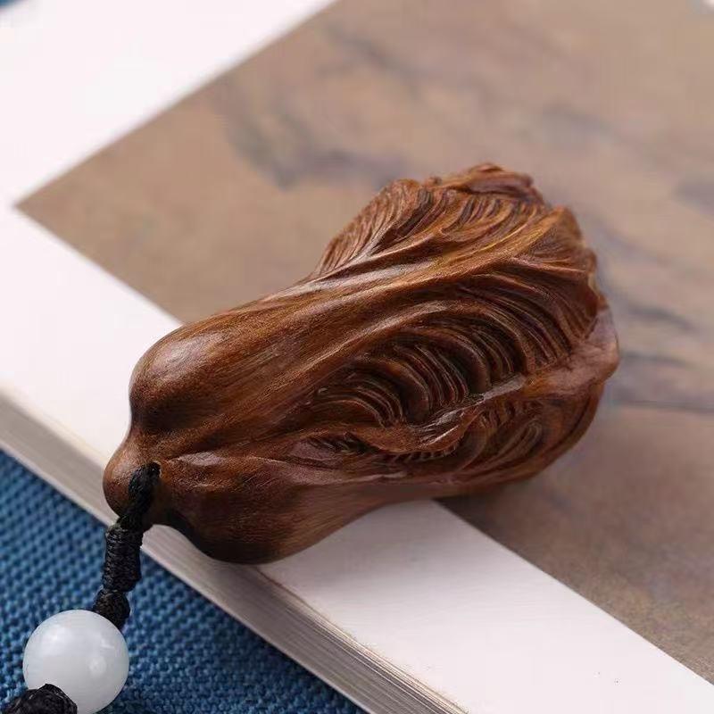 Green Sandalwood Turtle Shell Handheld Ornament: Exquisite Wooden Craft, Playable Collectible Gift.