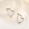 1 пара серег Huggie, полый цвет в форме сердца, однотонный, в стиле ретро, ​​антиаллергенный, с гальваническим покрытием, легкий, из нержавеющей стали