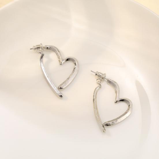 1 пара серег Huggie, полый цвет в форме сердца, однотонный, в стиле ретро, ​​антиаллергенный, с гальваническим покрытием, легкий, из нержавеющей стали