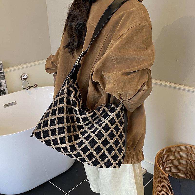 Сумка большой вместимости женская осенне-зимняя универсальная 2025 новая простая нишевая дизайнерская на плечо сумка-мессенджер сумка-тоут для поездок на работу