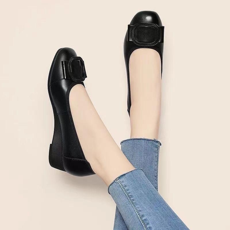 Туфли женские на низком скошенном каблуке, новые летние туфли 2025 года, черные, на мягкой подошве, из мягкой кожи, с одной педалью, из натуральной кожи среднего возраста