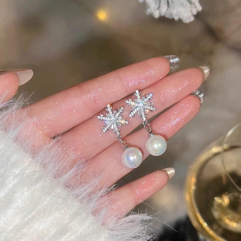 2023 High-End French Pearl Earrings: Light Luxury, Unique Design for Women